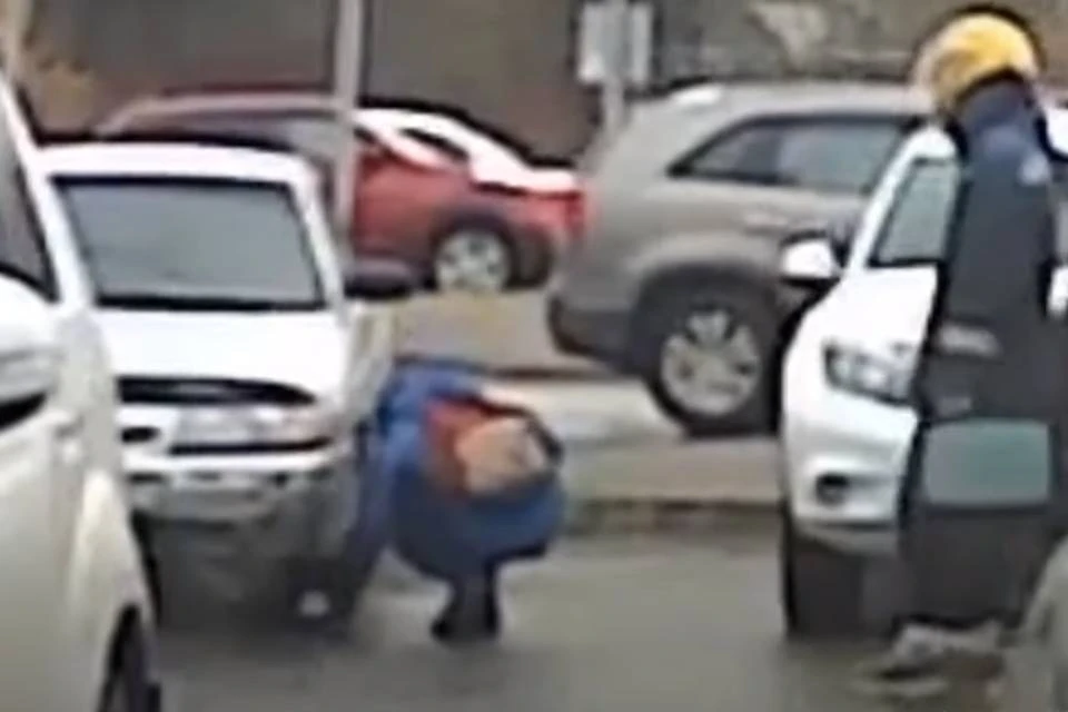 Подростки развлекались, подкладывая гвозди под колеса. Фото: скриншот видео/hibinform.ru