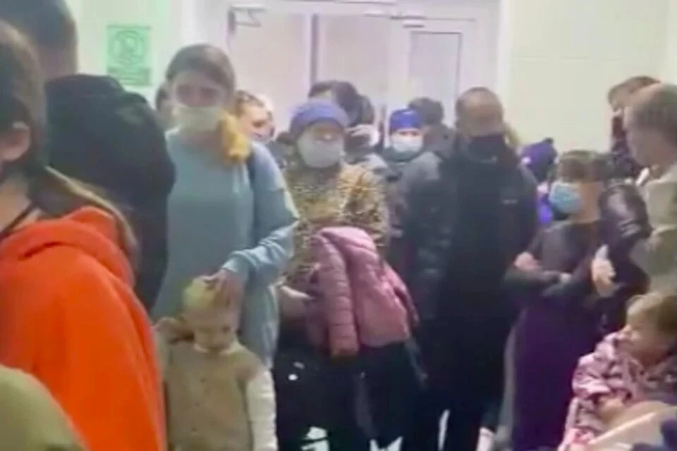 Новосибирцы не соблюдали социальную дистанцию. Фото: стоп-кадр с видео «АСТ-54».