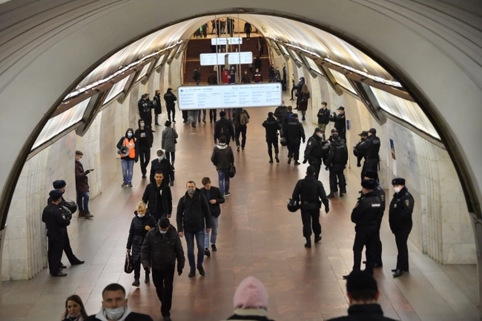 В Москве пассажиры метро заступились за девушку, которую обматерили мигранты