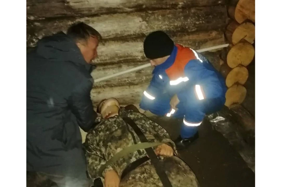 Девять часов спасатели эвакуировали тяжело травмированного ангарчанина из тайги