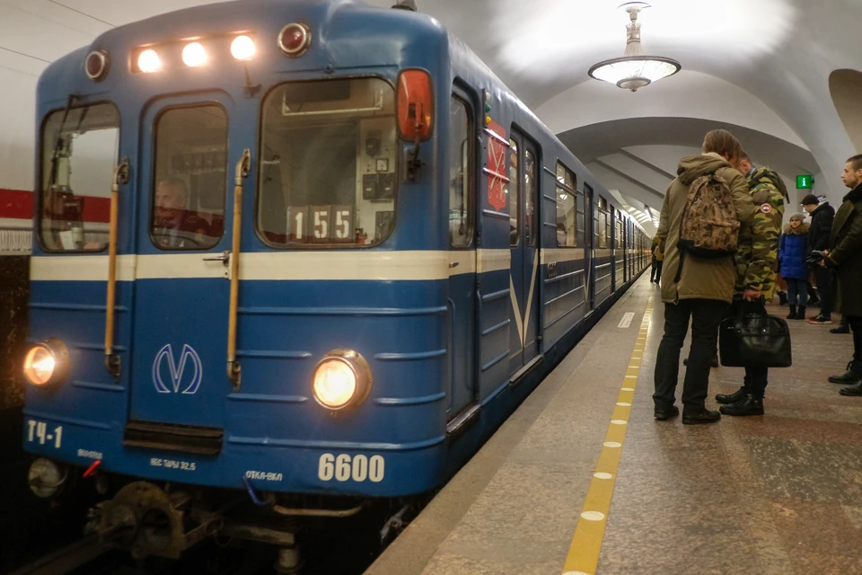 В Петербурге разыскивают мужчину, домогавшегося к 12-летней девочке в метро