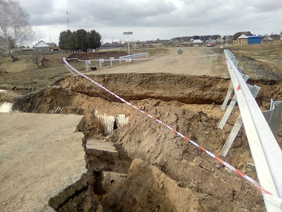 Жители Атирки могли бы продавать билеты на этот знаменитый провал. За 3 года он стал почти исторической достопримечательностью. Фото: vk.com/tara_360