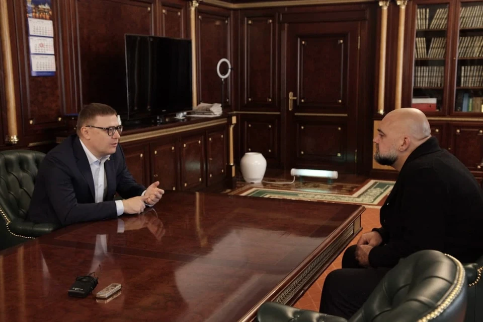 Губернатор Алексей Текслер встретился с главврачом московской "Коммунарки" Денисом Проценко. Фото: gubernator74.ru