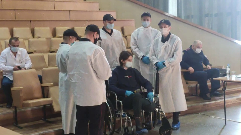 Чтобы сохранить жизнь, медики ампутировали Бекмансурову часть левой ноги и в зал суда пациента привезли на инвалидной коляске.