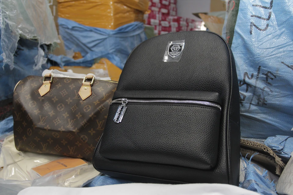 Грузовик перевозил более 3 тысяч "левых" сумок, рюкзаков и ключниц / Фото: Самарская таможня