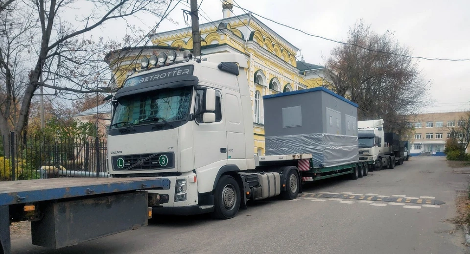 На месте перекрытия стоят большегрузы.