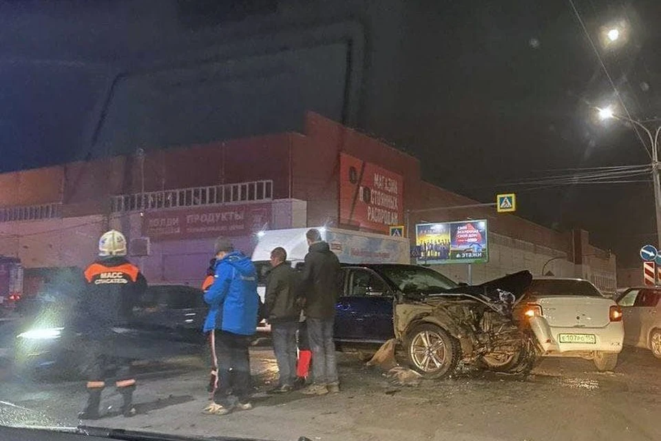В ДТП пострадали три человека.