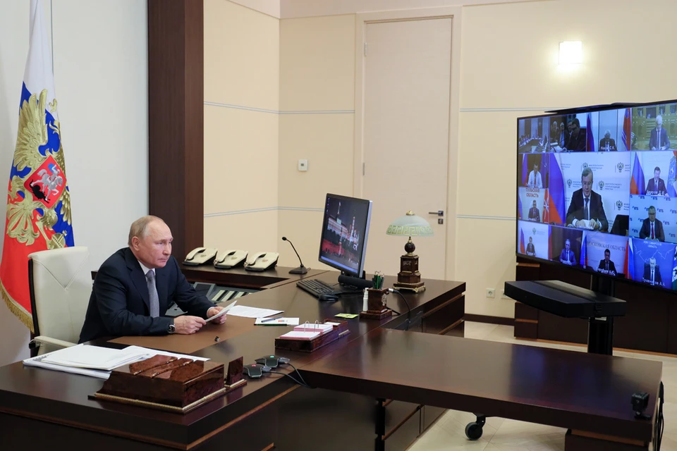 Владимир Путин с губернаторами и министрами изучил транспортную стратегию до 2030 года. Фото: Евгений Паулин/ТАСС