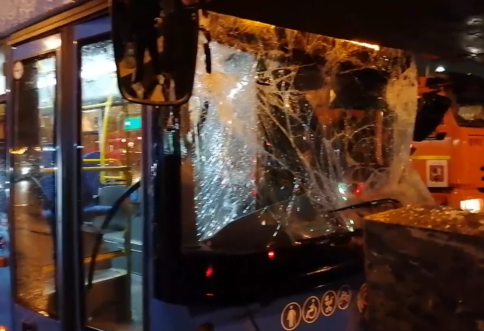 Автобус врезался в автокран у станции метро Молодёжная в Москве