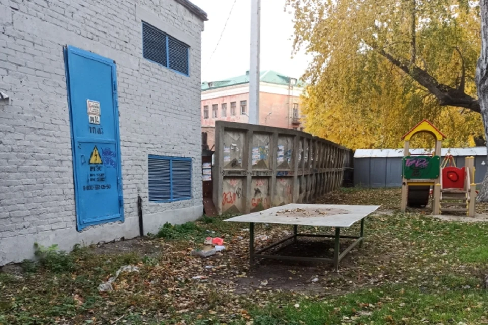 В Ростове горожане попросили привести в порядок детскую площадку на Сельмаге. Фото: "Благоустройство города"