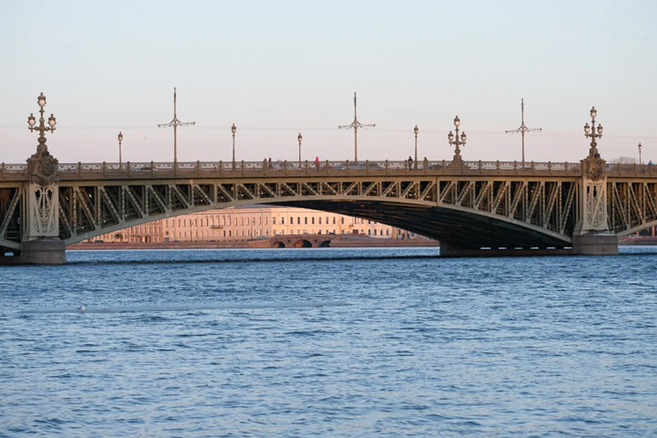 Разведение троицкого моста фото