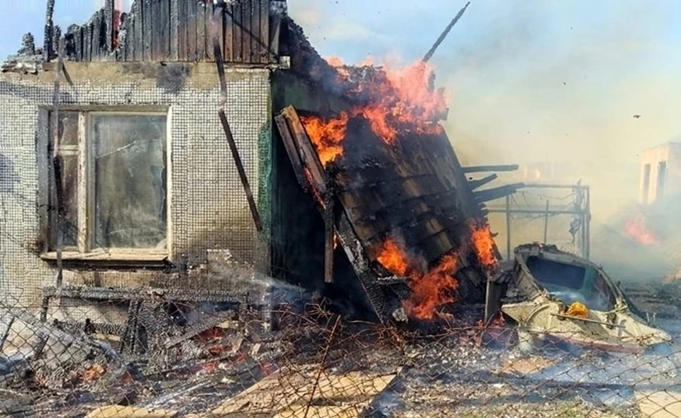 В Ленинском районе Крыма загорелась крыша жилого дома. Фото: Пресс-служба МЧС по РК