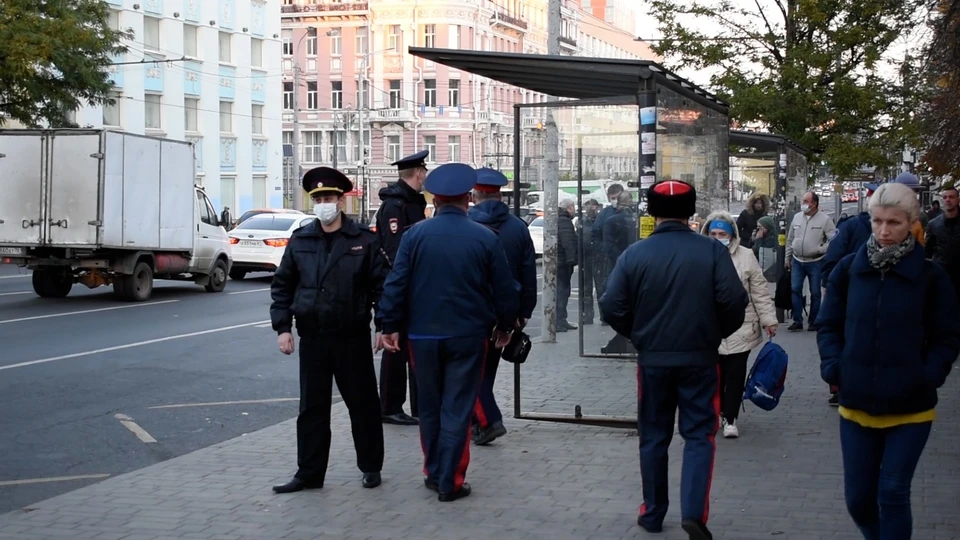 С самого утра полицейские и казаки начинают обход остановок в центре города.