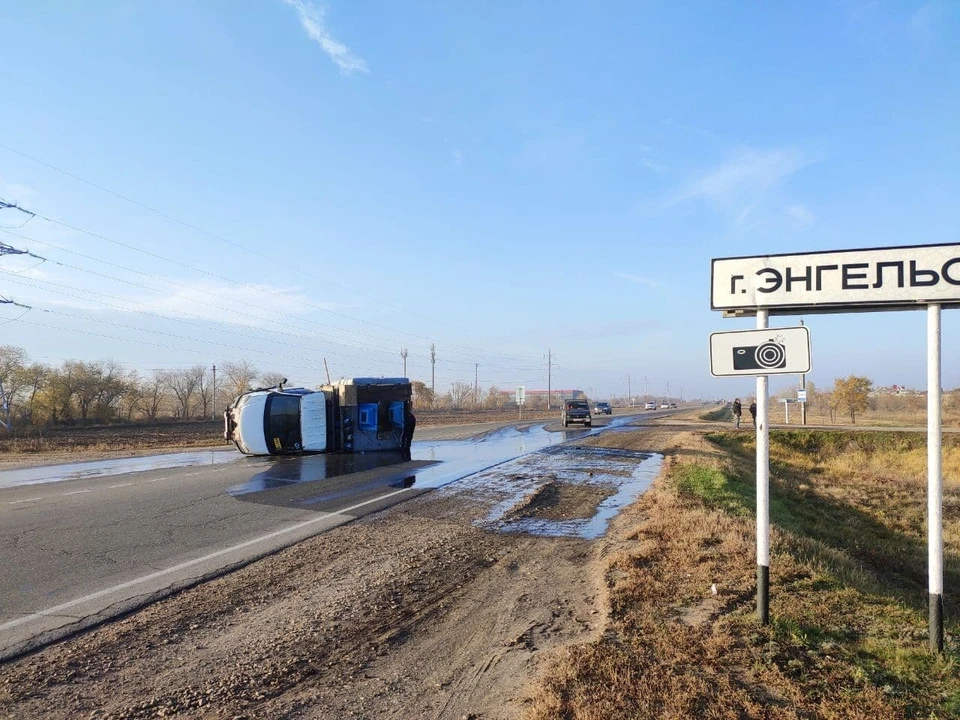 Автомобиль «упал» на бок