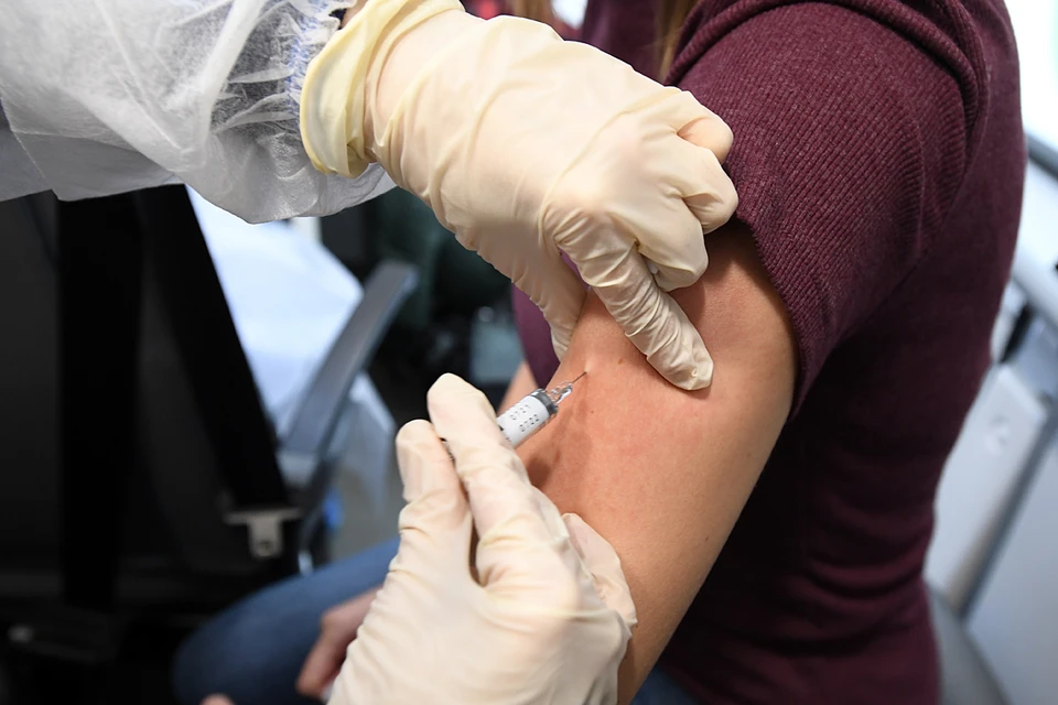 При одновременной вакцинации от ковида и гриппа препараты вводятся в разные части тела