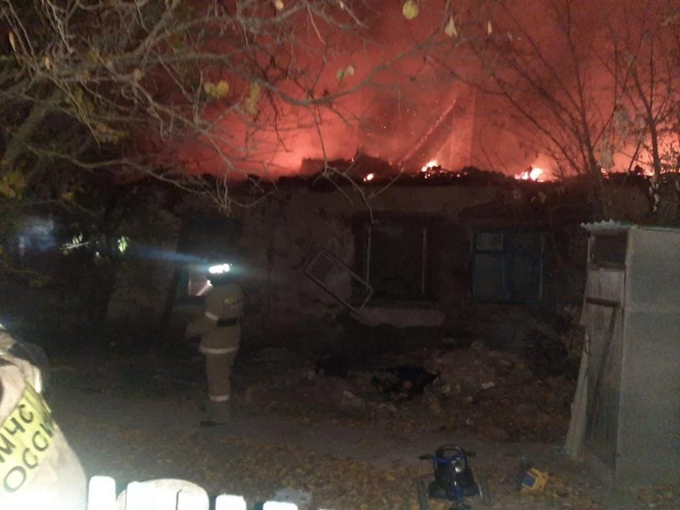 Пламя от пожара было видно во всей округе. Фото: ГУ МЧС по Ростовской области