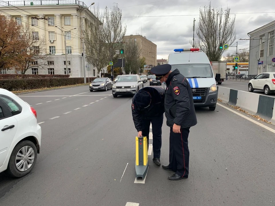 Сотрудники ГИБДД проверили световозвращающие способности дорожной разметки Фото: отдел пропаганды УГИБДД по Ростовской области