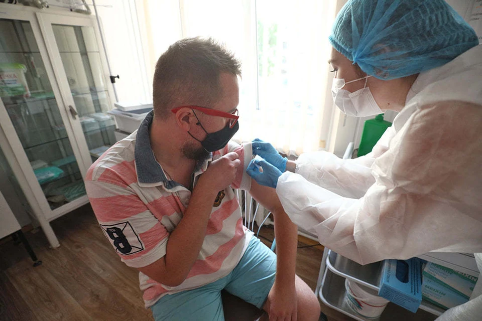 Вакцинироваться раз в шесть месяцев необходимо, напомнила руководитель Роспотребнадзора Анна Попова.