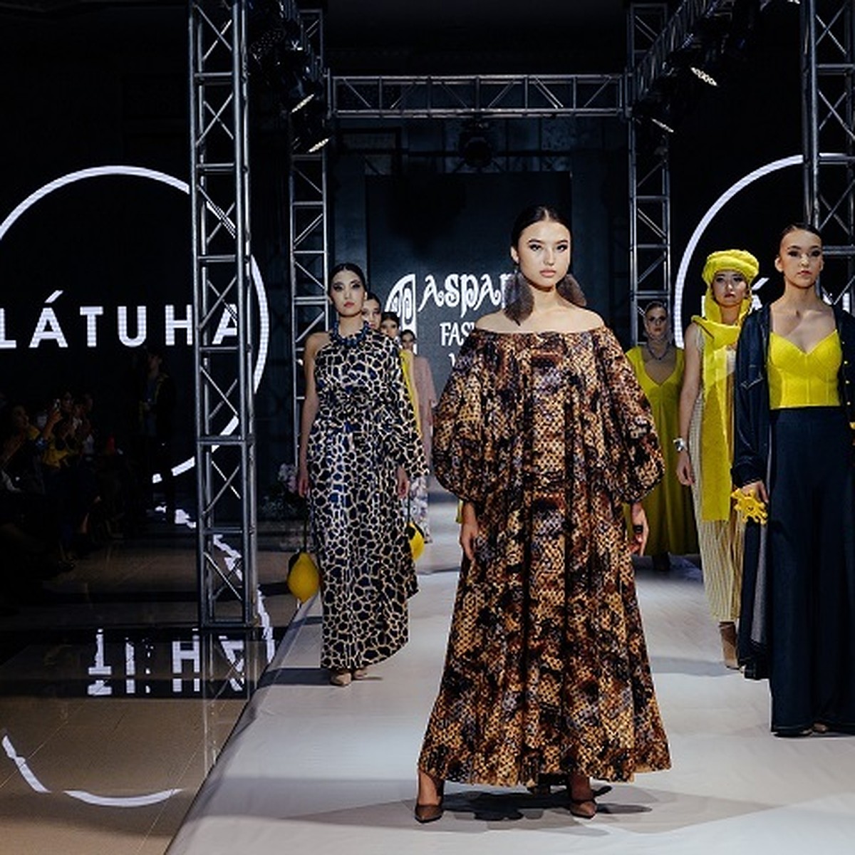 Подиумда жалаңаш модельдер