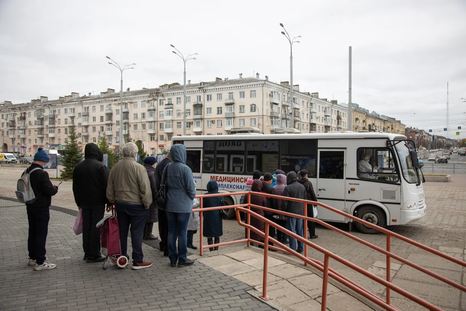 Пермяки долго стоят на холоде, чтобы сделать себе прививку. А в поликлиниках можно вакцинироваться быстро.