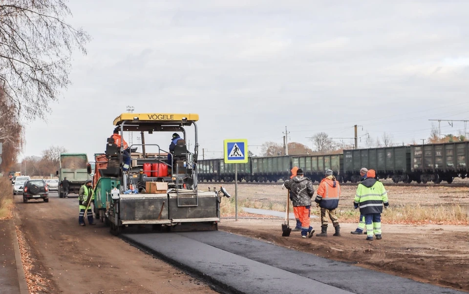 В Смоленске ремонтируют автомобильную дорогу к поселку Торфопредприятие. Фото: пресс-служба администрации Смоленска.
