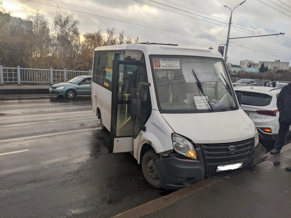 Автобус попал в ДТП на Герценском мосту
