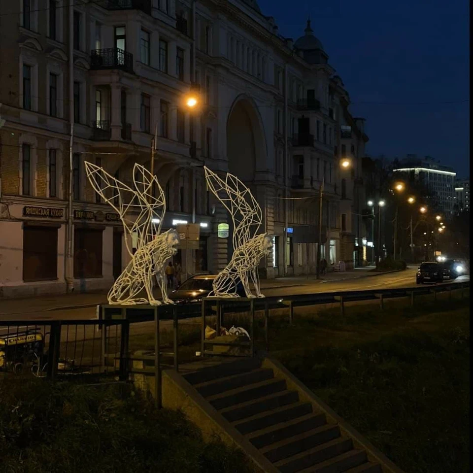 "Чернореченские львы" - временный арт-объект, но по задумке создателей, они будут находиться на своем месте столько, сколько получится. Фото: Антонина Фатхуллина