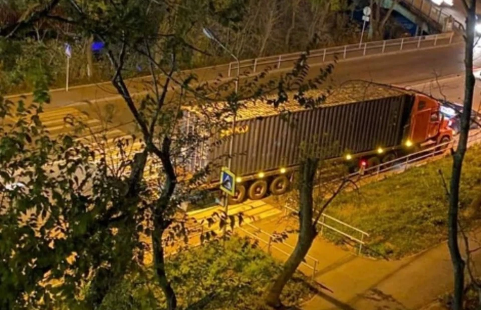 Во Владивостоке фура припарковалась возле жилого дома и мешает людям спать Фото: instagram.com/primorye_online