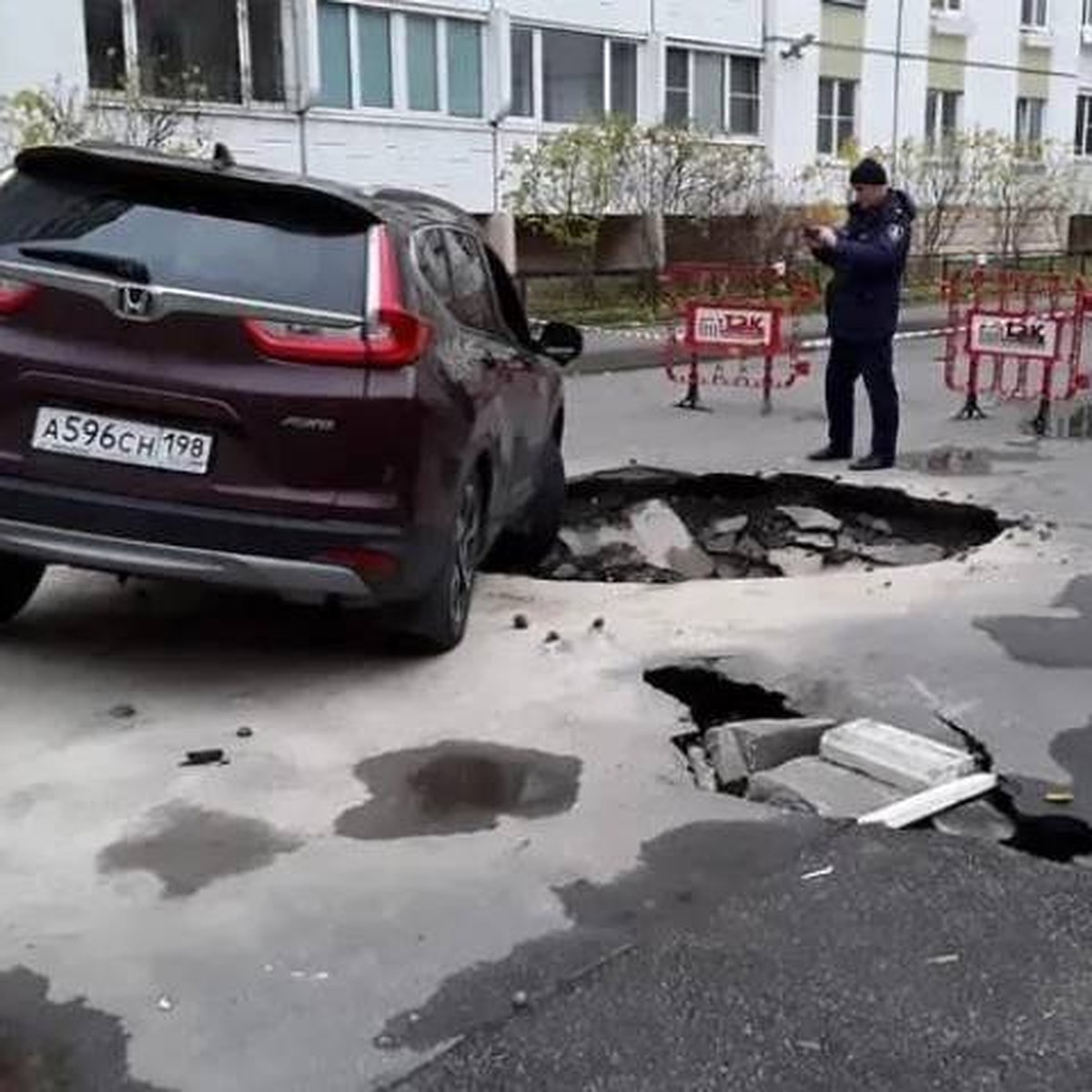 Две машины провалились в яму из-за прорыва трубы на севере Петербурга -  KP.RU