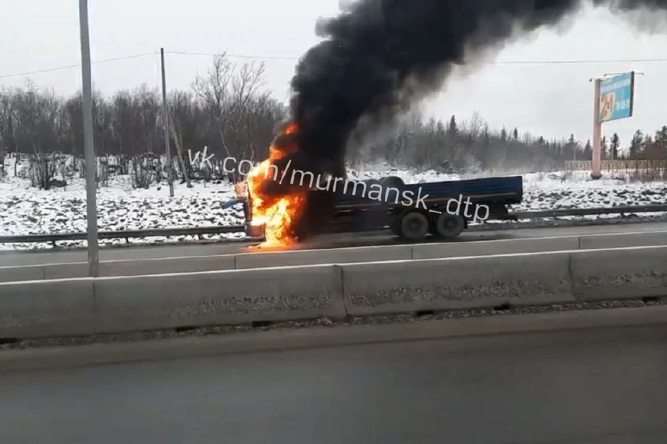 Причина пожара выясняется. Фото: vk.com/murmansk_dtp
