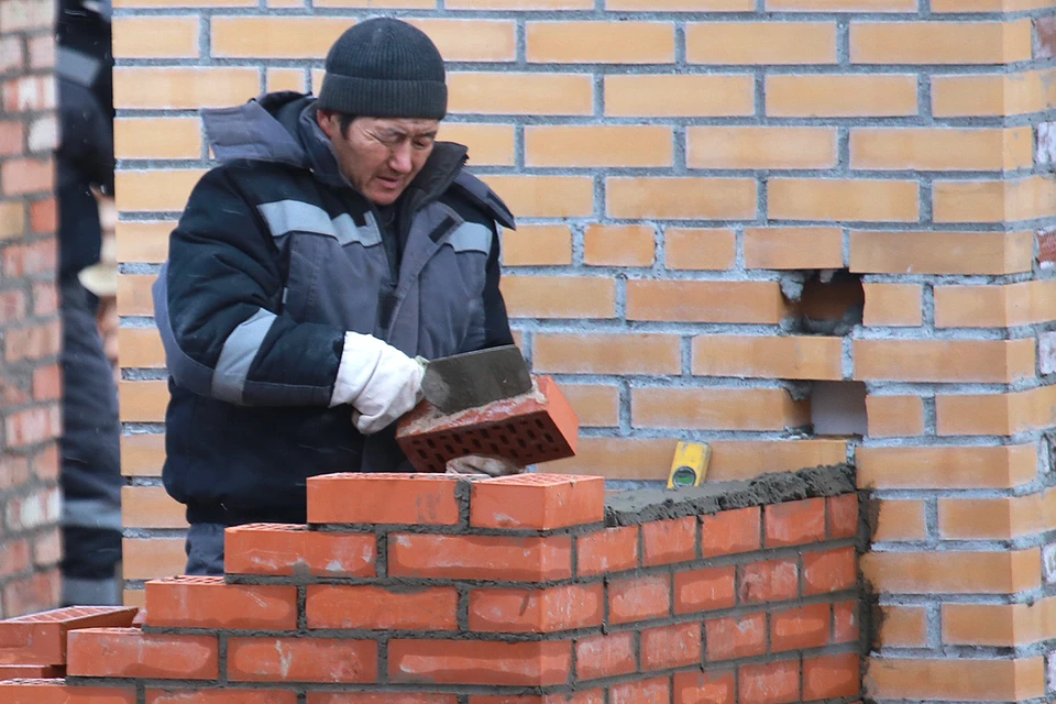 В настоящее время недостаток трудовых ресурсов на московских стройках по программе реновации составляет около 40%.