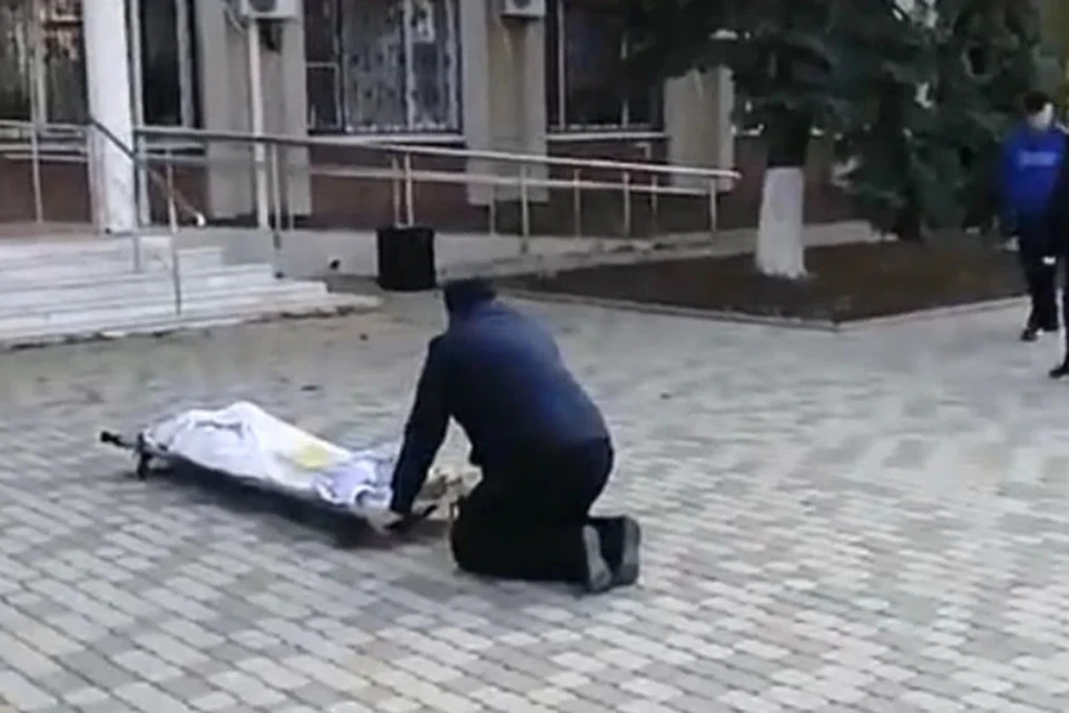 Получив отказ в морге, сотрудник ритуального агентства привез труп к городской администрации. фото: стоп-кадр из видео