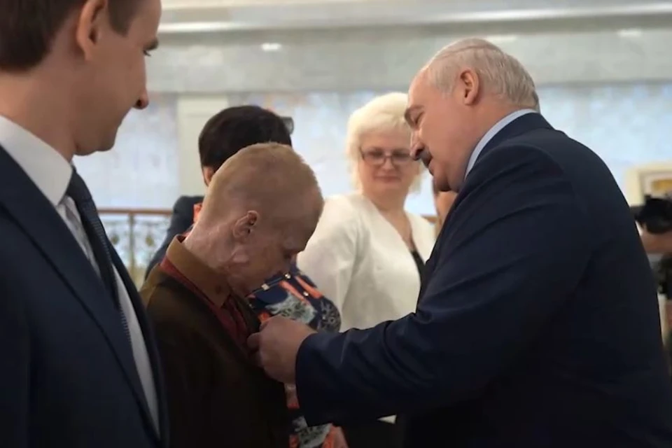 Александр Лукашенко награждает Романа Когодовского орденом "За личное мужество". Фото: скриншот видео "Пул первого"