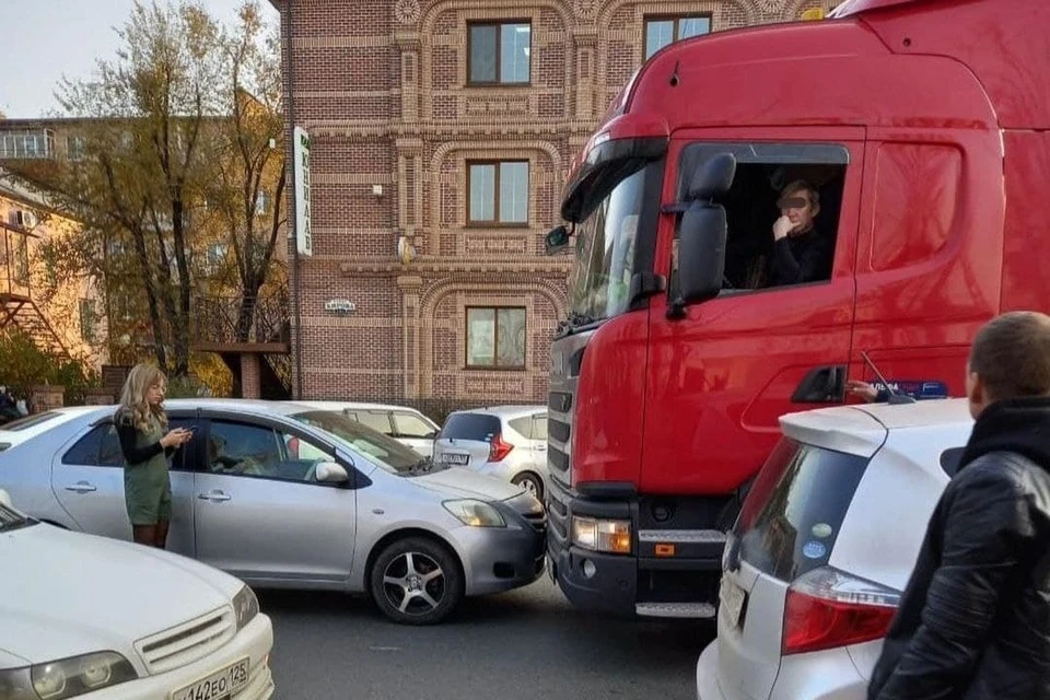 Водитель решительно отказывался покидать машину. Фото: City_artem | Instagram.com