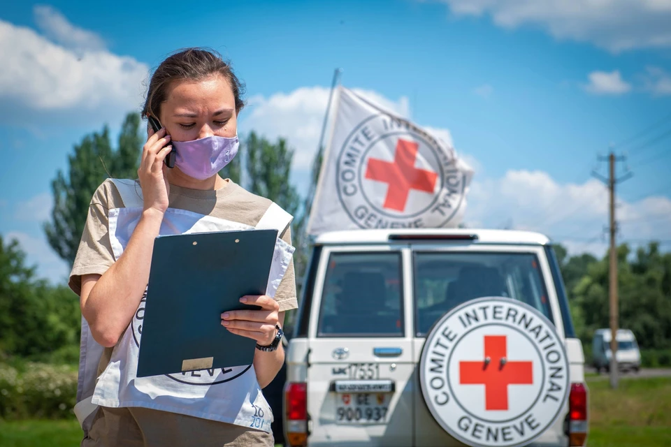 Жителей Старомарьевки МККК не оставляет в беде. В прошлые года помогали им курами-несушками и кормом для птиц. Фото: МККК