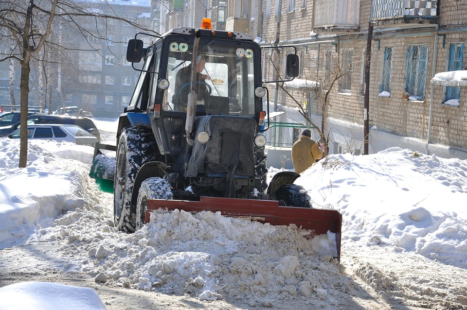 Уборка снега в Ижевске в новом сезоне. Фото: Константин Ившин