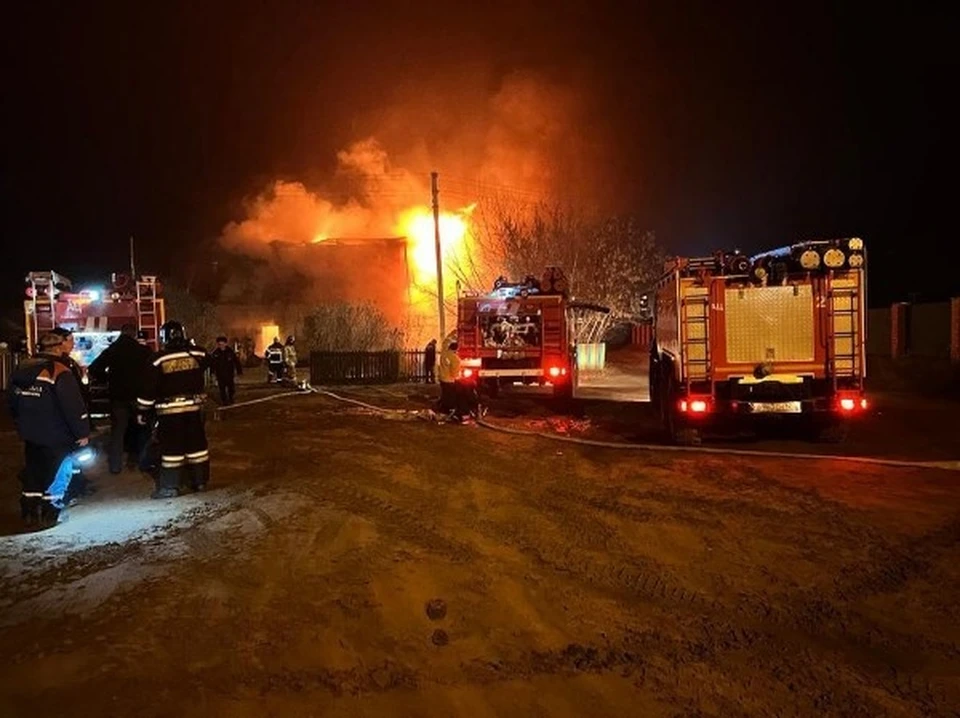 Вечер 15.11 2023. Возгорание в школе Рязань. В Рязани сгорела школа. Горящая школа село Агро-пустынь. Пожар ночью.