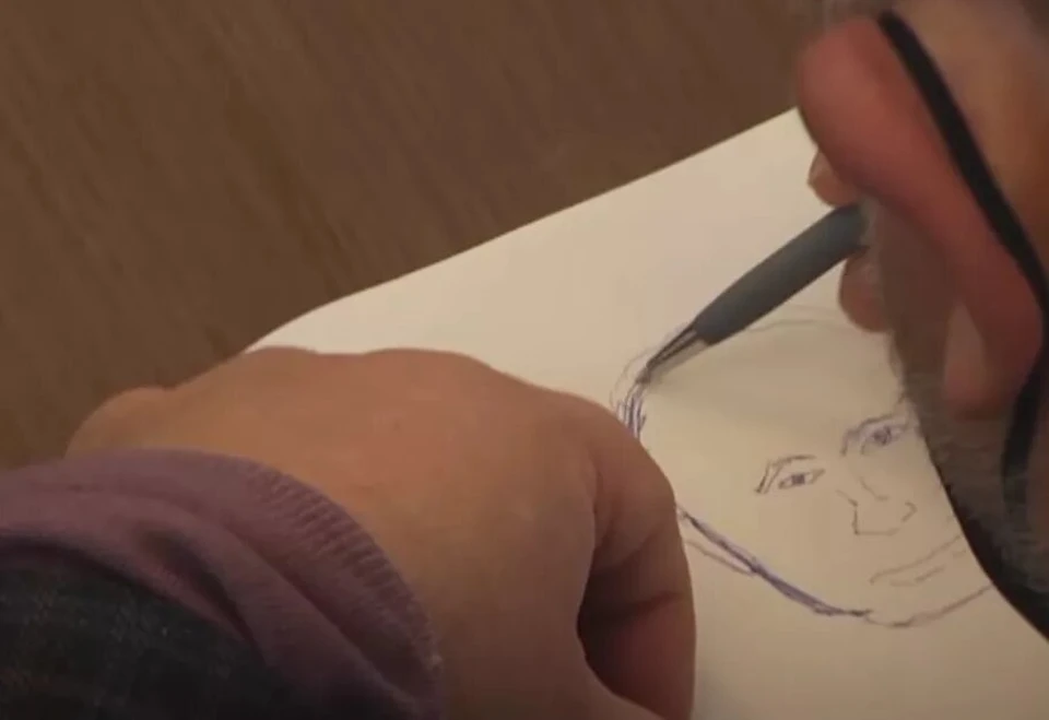 Во Львове депутат нарисовал портрет Путина на заседании горсовета. Фото: скриншот видео