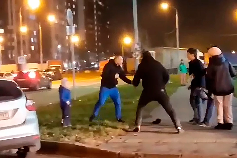 В Новой Москве четверо мужчин подрались с двумя прохожими, один из которых был с маленьким ребенком.