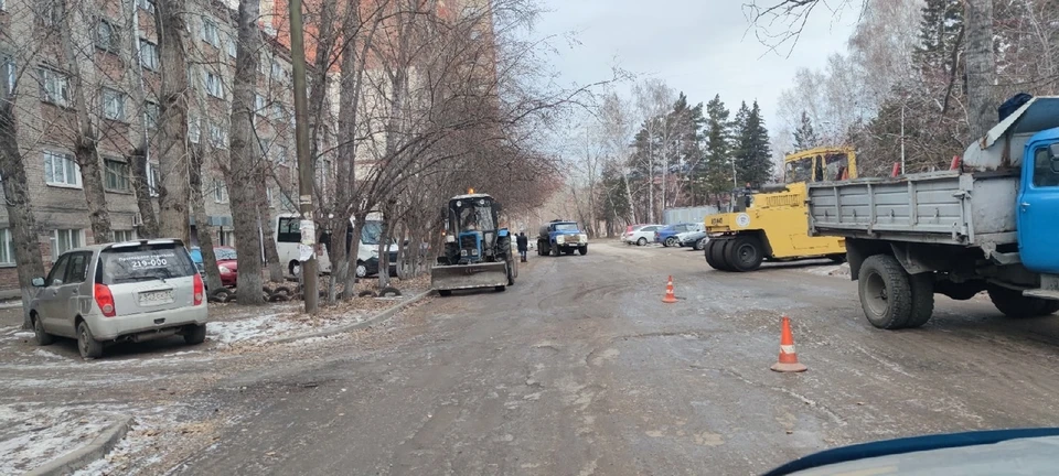 Омич предположил, что асфальт начнут класть прямо на лед, но ошибся.