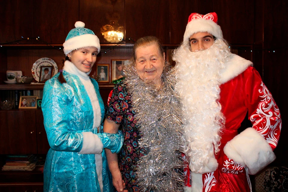 Самарские волонтеры помогают пожилым людям ежедневно и обязательно приезжают поздравить с праздниками.