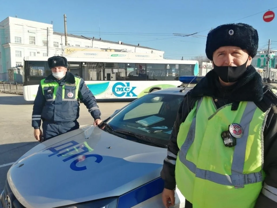 Инспекторы сопроводили маршрутку до больницы.