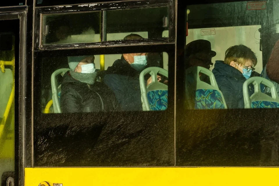 В центре Петербурга продолжаются рейды по поиску безмасочников в транспорте.