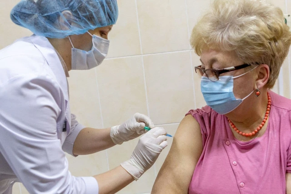 В Петербурге объявили обязательную вакцинацию для людей старше 60 лет.
