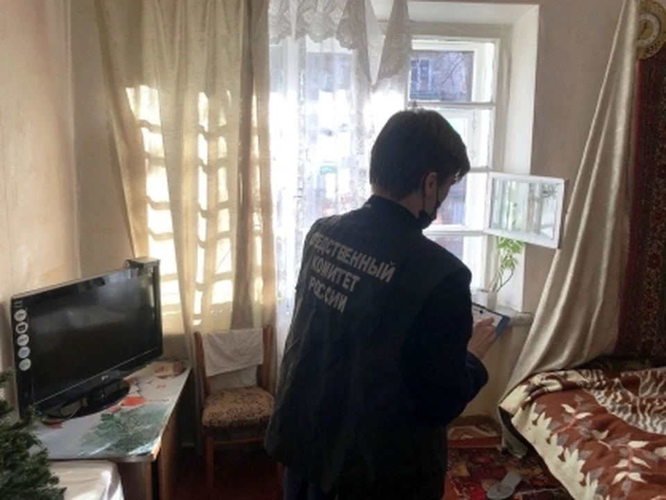 Сотрудники Следственного комитета работают на месте преступления.