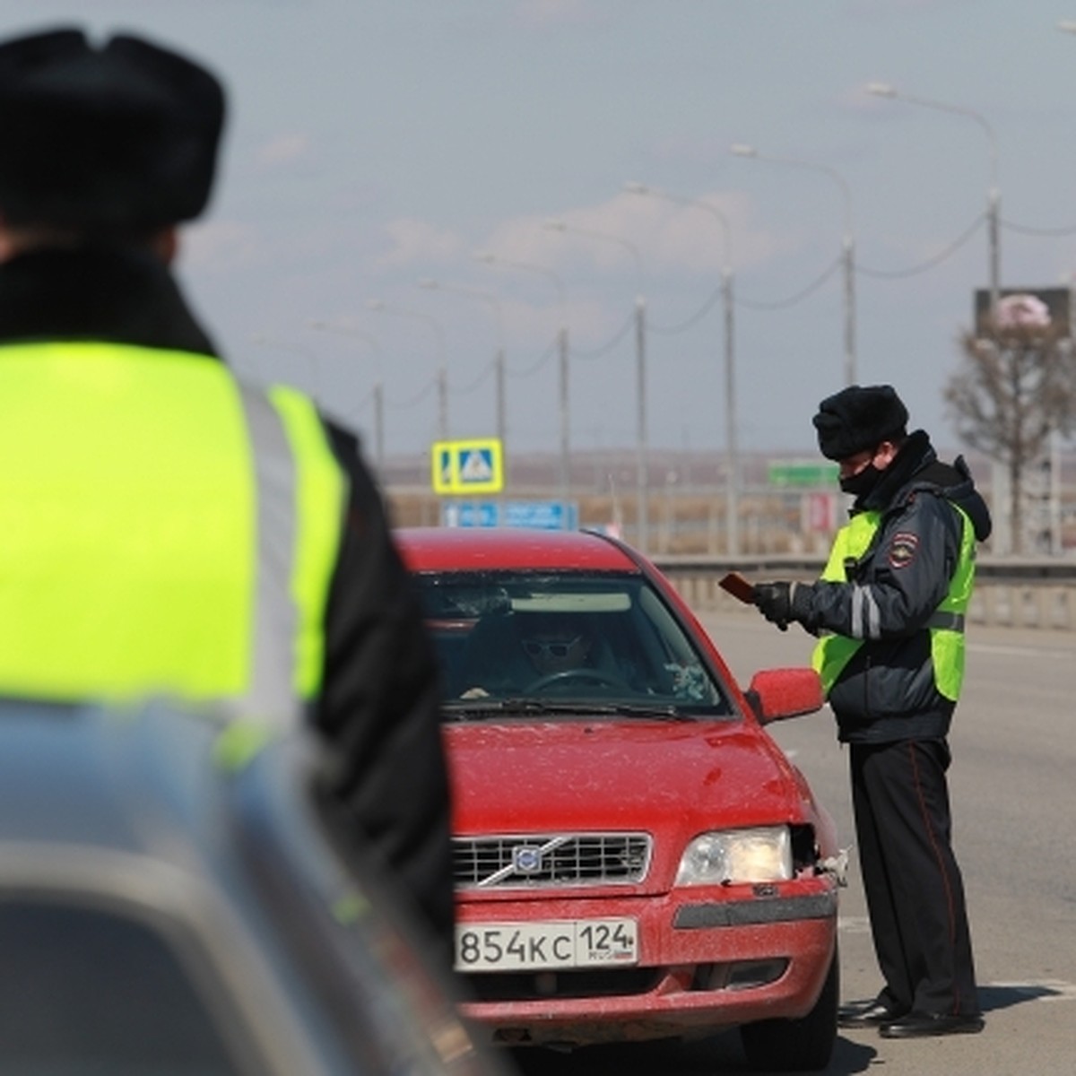 В Артеме автолюбитель пытался подкупить полицейских прямо в их служебной  машине - KP.RU