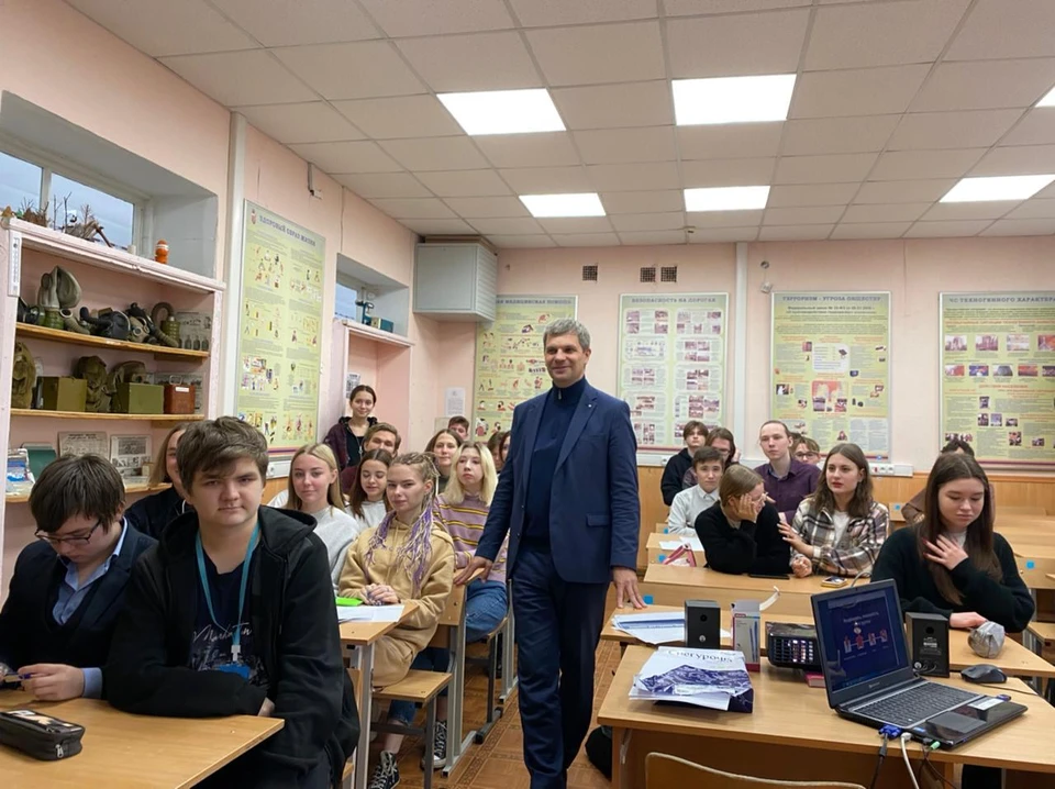 Депутат Дмитрий Пылёв примерил на себя роль преподавателя и провел нескучный урок по основам законотворческой деятельности