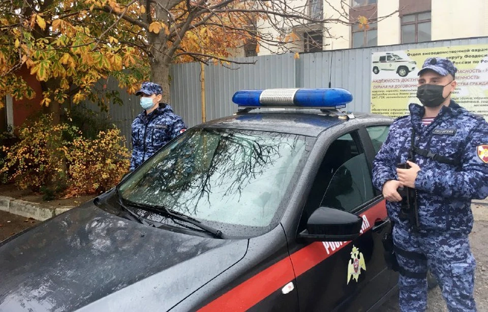 Пьяный дебошир не успел никому навредить, его задержали и передали сотрудникам ГИБДД. Фото: пресс-служба Росгвардии по РК и городу Севастополю