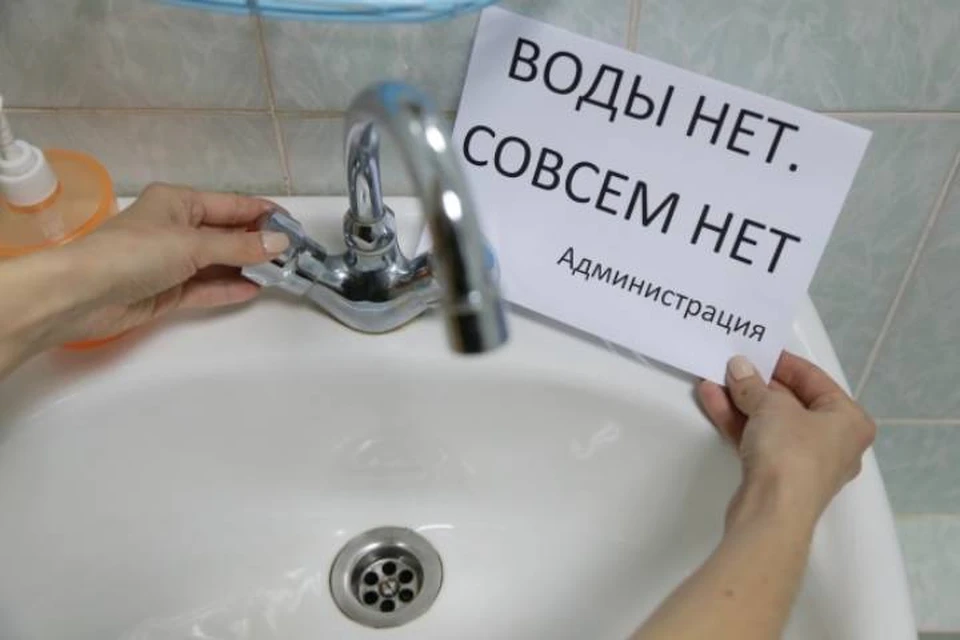 Восстановить разорвавшийся трубопровод должны уже к вечеру