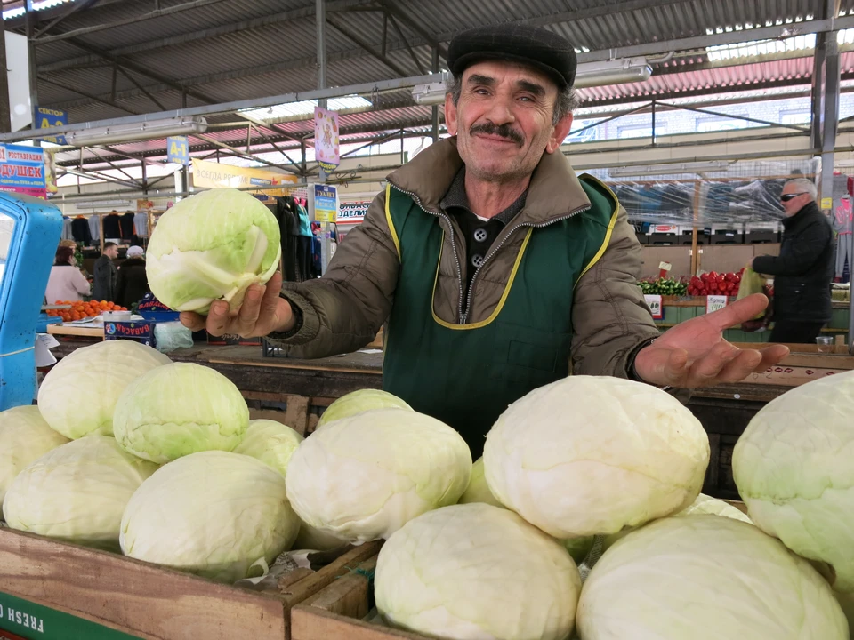 Белокочанная капуста продается по 45-55 рублей за кило. Столько же стоит морковь. И то, и другое горожане покупают в больших количествах.